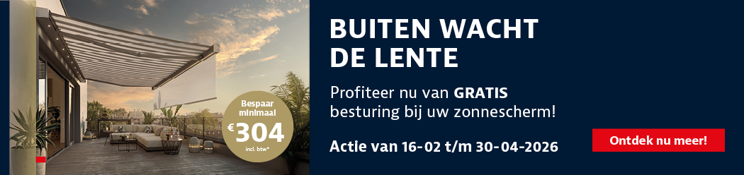 Zonnige buitensituatie met een ruimte, overdekt door een markies en een lichtblauwe lucht op de achtergrond.