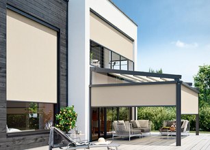 Markisen und Überdachung in beige vor modernem Gebäude mit Glasfront auf Holzterrasse. 