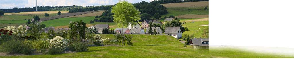 Landschaft mit grünen Wiesen, Bäumen und kleinen Häusern im Hintergrund.