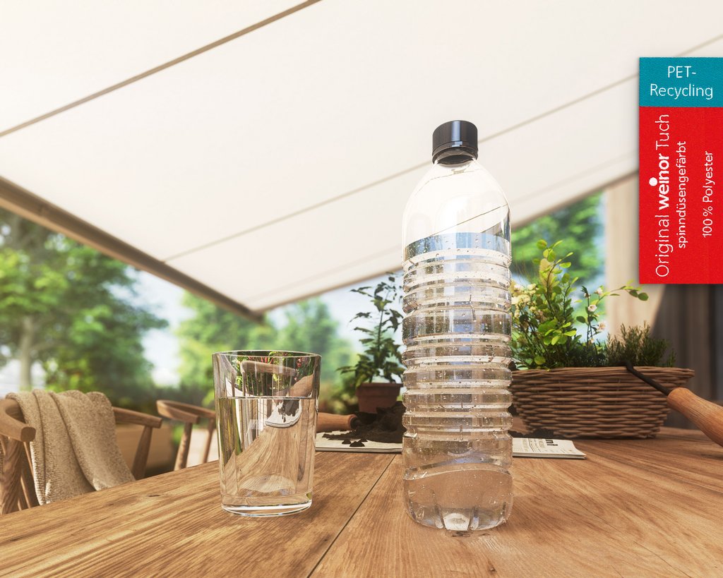 Een tafel met een waterfles en een glas, met een zonnige achtergrond en groene planten.