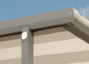 Detailansicht einer Markise mit schmalen, gestreiften Markisentüchern und einem grauen Markisenkasten. 