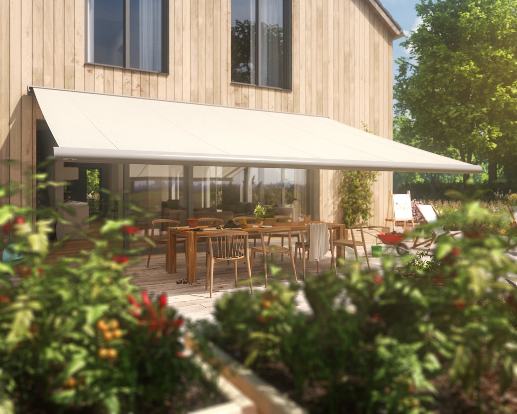Een moderne overkapping met een crème kleurig zonweringdoek boven een houten terrassensituatie.