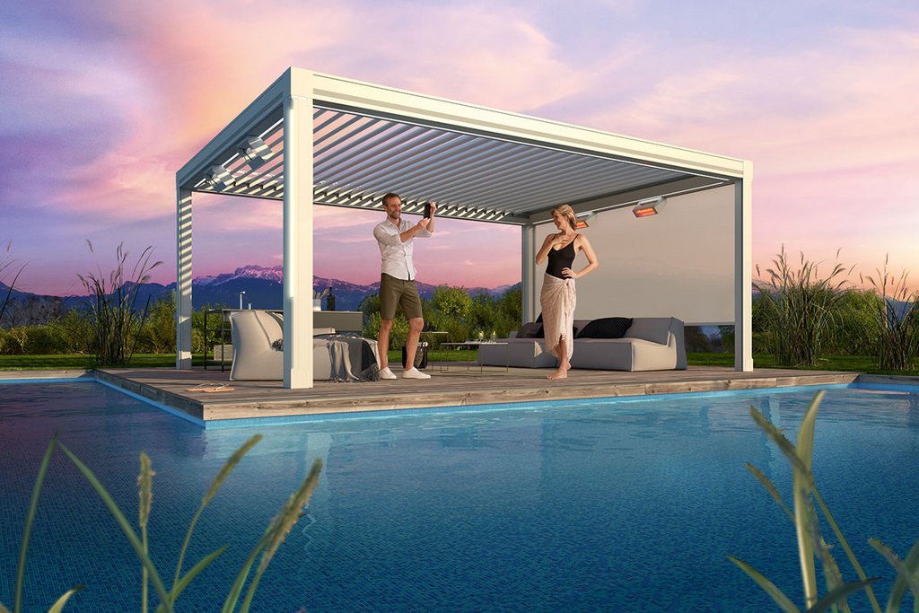 Terrassensituatie met een moderne overkapping boven een zwembad, omgeven door groen en een kleurrijke lucht.