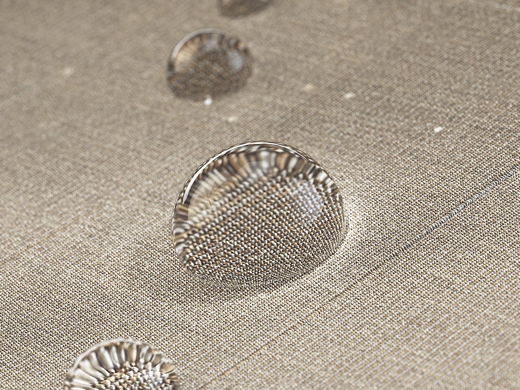 Close-up van waterdruppels op een stoffige, lichte ondergrond met een textuur.