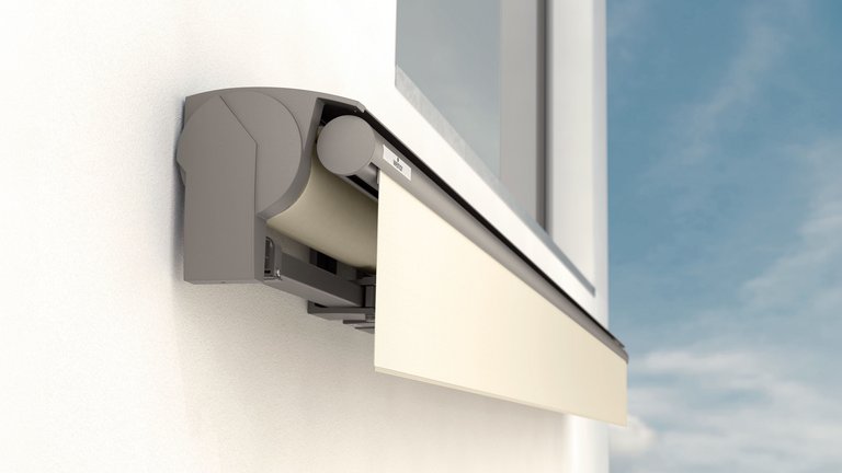 Markisenkasten mit ausgezogener Markise in hellem Beige vor blauer Himmel.