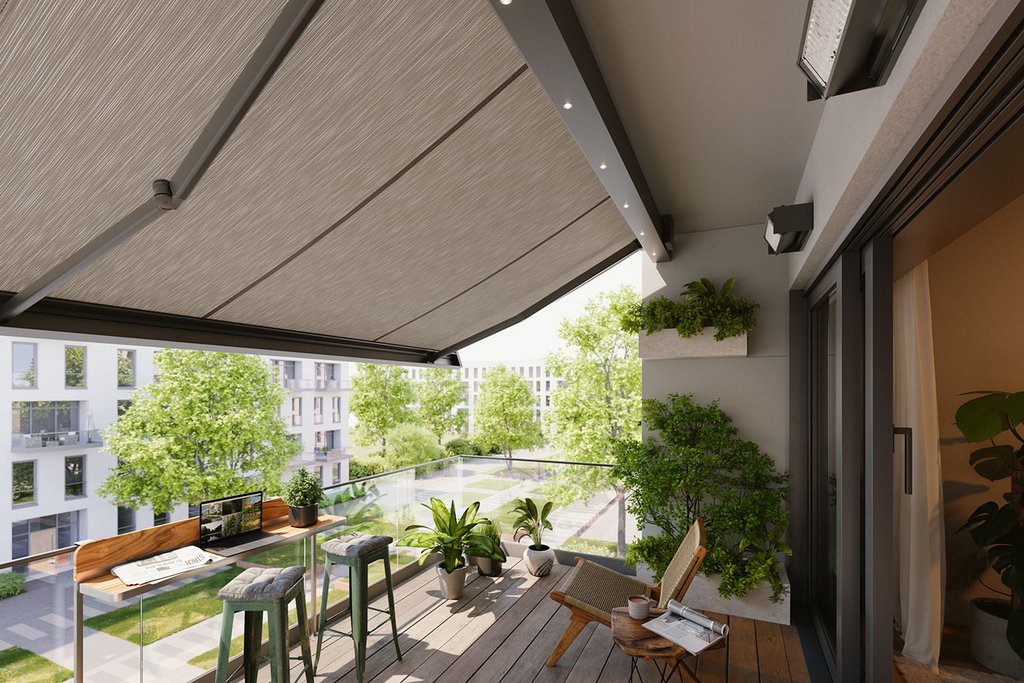 Terrassensituatie met een grote zonnescherm en moderne meubels, omgeven door groen en natuurlijk licht.