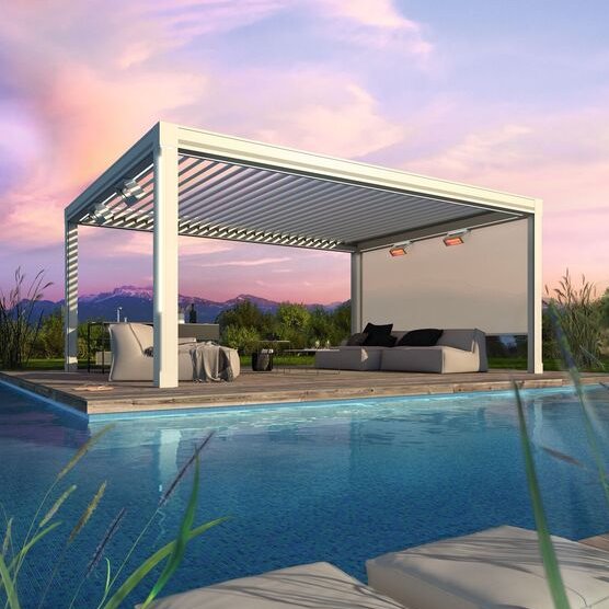 Sonnenschutzüberdachung über einer Terrasse nahe einem Pool mit sanften Wasserbewegungen und Pflanzen.