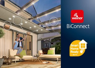 Zwei Personen in einer Terrassensituation unter einer Überdachung mit LED-Spots, das Design wirkt modern und einladend. 