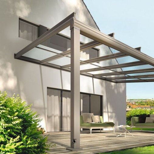 Moderne Überdachung an einem lichthellen Haus mit Terrasse und angrenzendem Garten.