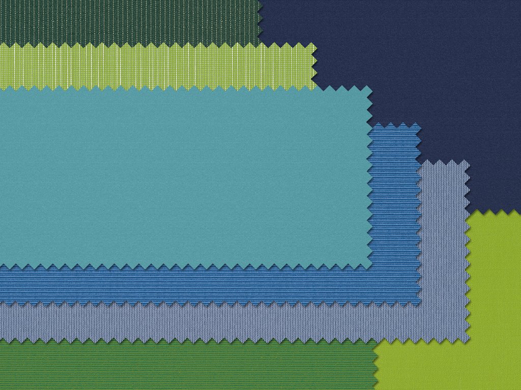 Stukken stof in verschillende tinten blauw, groen en gele tinten, met een zigzagrand.