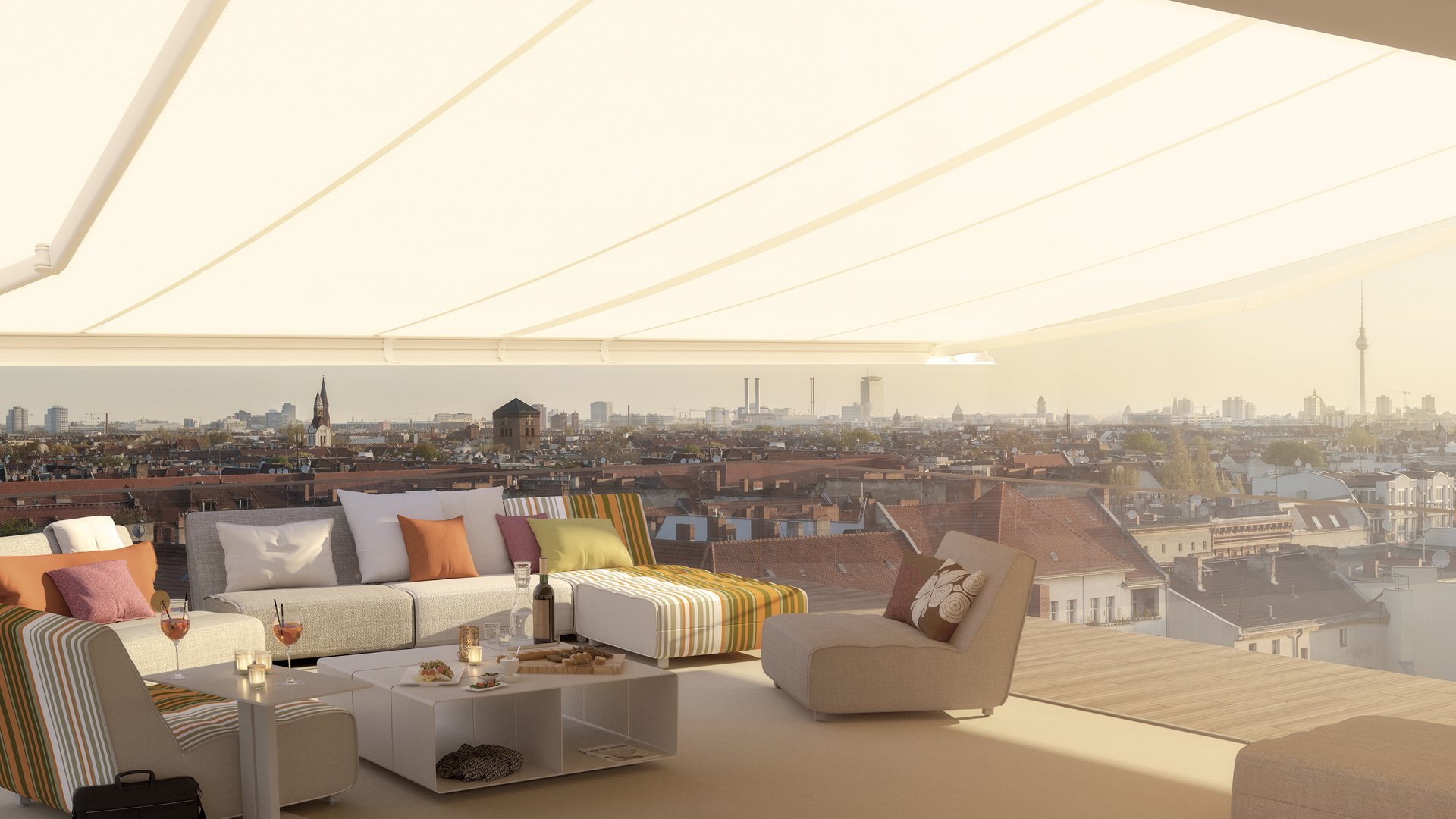 Sonnenschutz mit Markisen und gemütlicher Terrassensituation mit Blick auf die Stadt.