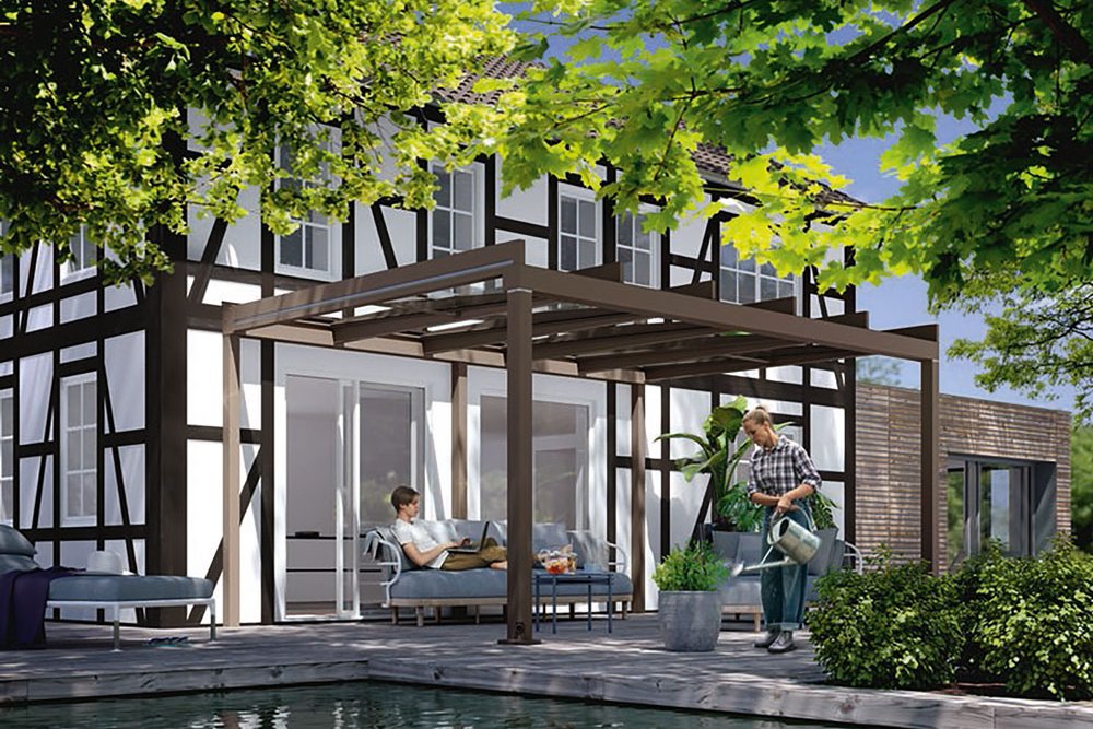 Moderne Terrassensituation mit Überdachung, Glas-Schiebewänden, Pflanzen und Wasserfläche im Vordergrund.
