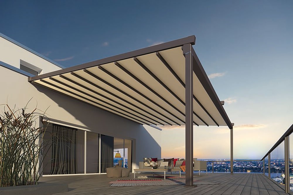 Moderne Überdachung mit Markisentuch auf einer Terrasse bei Abendstimmung.