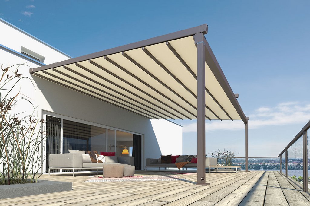 Een moderne overkapping met een zonnedak, geplaatst op een houten terras met zicht op de omgeving.