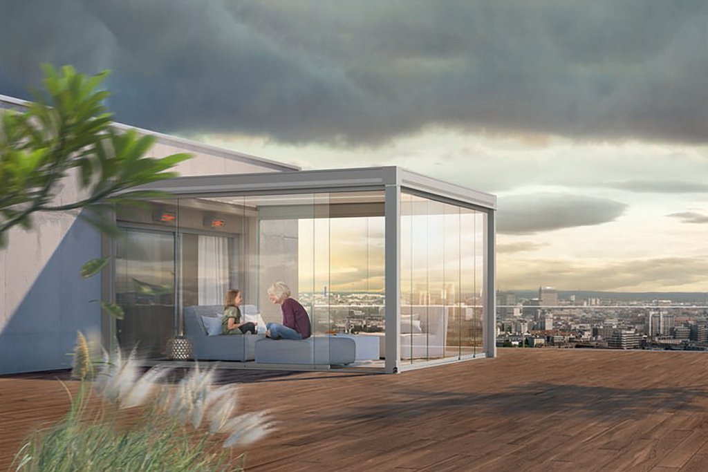 Skandinavische Terrassensituation mit Überdachung und Glas-Schiebewänden, darunter zwei Personen.