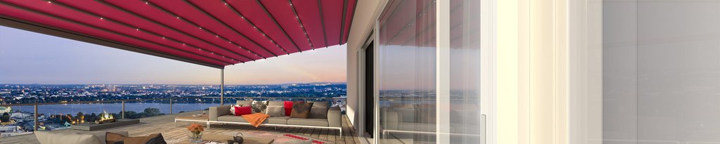 Terrassensituation mit Markise in Rot und Glas-Schiebewänden, Ausblick auf eine Stadtlandschaft bei Dämmerung.