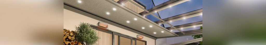 Terrassensituation mit Überdachung und integrierten LED-Spots unter einem Glasdach, abendliche Atmosphäre. Terrassensituation mit Überdachung und integrierten LED-Spots unter einem Glasdach, abendliche Atmosphäre.