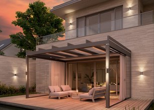 Moderne Überdachung mit Glas-Schiebewänden und Terrassensituation bei Sonnenuntergang. 