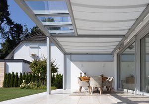 Überdachung mit Markisentuch über einer Terrassensituation, helle Farben, modernes Design.