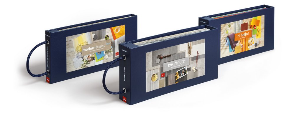 Drie rechthoekige boeken met verschillende omslagen en een blauwe achtergrond.