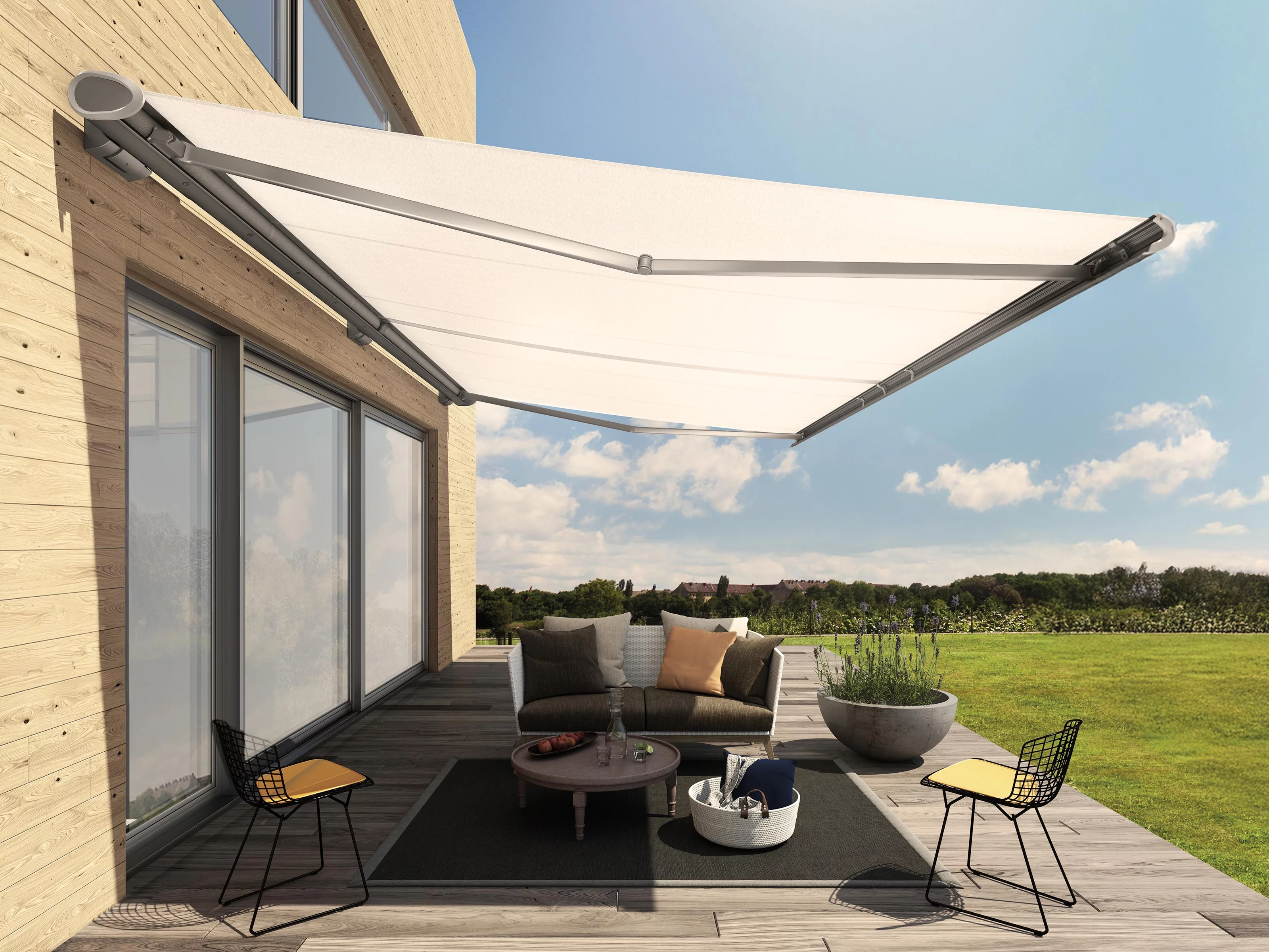 Terrassensituation avec une grande marque blanche, des chaises noires et un espace verdoyant en arrière-plan.