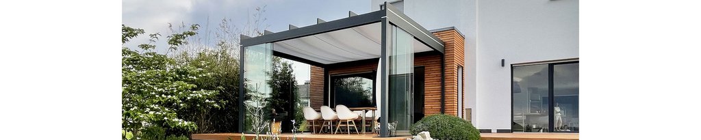 Moderne Überdachung mit Glas-Schiebewänden und Markisentuch, umgeben von grünen Pflanzen und Holzverkleidung. Moderne Überdachung mit Glas-Schiebewänden und Markisentuch, umgeben von grünen Pflanzen und Holzverkleidung.