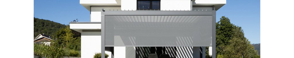 Markise in grauem Farbton mit gerader Form, montiert an einer modernen Fassade.