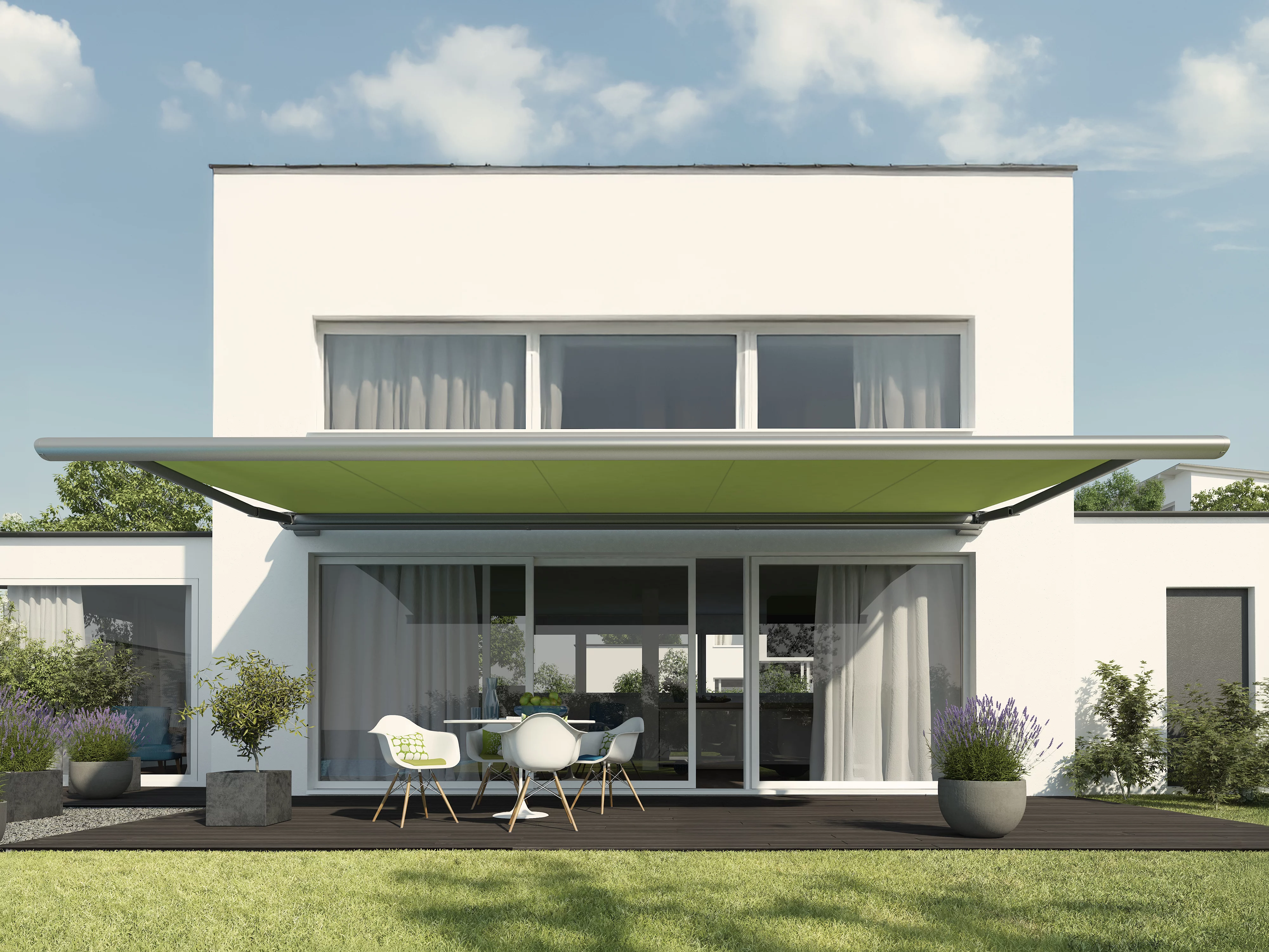 Maison moderne avec une grande terrasse, des plantes en pot et une toiture en surplomb.