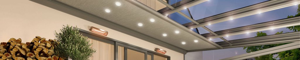 Markisenkasten mit LED-Spots und Teil einer Überdachung, umgeben von einer Pflanzenbepflanzung.