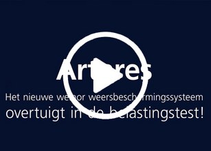 Een donkerblauwe achtergrond met witte tekst en een cirkelvormige afspeelknop. 