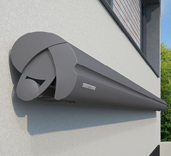 Markisenkasten in rundem Design und grauer Farbe, montiert an einer Wand.