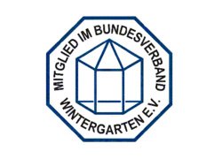 Acht-eckiges Logo mit einem stilisierten Wintergarten in Blau und Weiß.