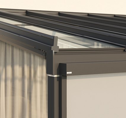 Detailopname van een zonnedakconstructie met een strakke, moderne afwerking en glas.