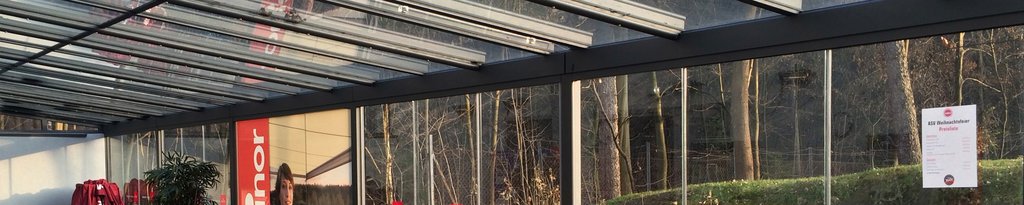 Moderne overkapping met glazen wanden en een stijlvol, strak ontwerp.