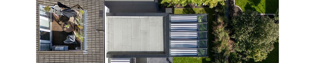 Dachansicht mit Überdachung, Markisenkasten und Terrassensituation in verschiedenen Grüntönen.