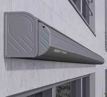 Länge und grau glänzender Markisenkasten an einer Wand montiert.