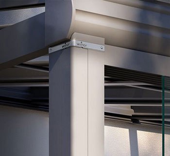 Detailansicht eines Pfostens einer Überdachung mit metallischer Struktur und Glas-Elementen.